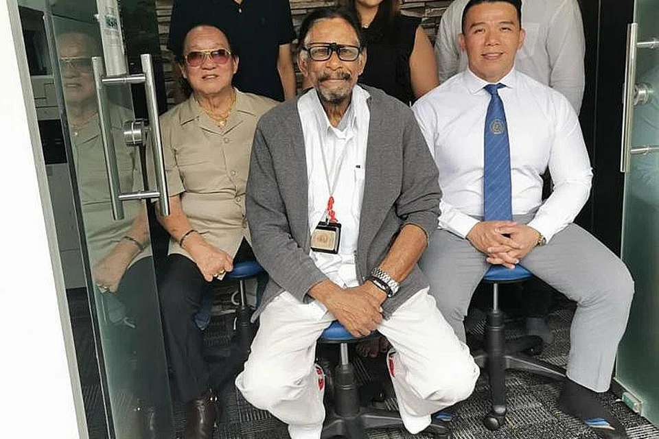 BUKA LEMBARAN BARU DENGAN TEKAD MEMBARA: Letchmenon (depan, tengah), bersama jawatankuasa eksekutif ABPS (Singapore) - (depan, dari kiri) Kapten (Bersara) Richard Teng (naib presiden); Alan Ng (naib presiden eksekutif); dan (belakang, dari kiri) Rujok Pandi (setiausaha kehormat); Bindiya Fam (naib presiden); dan Abdullah Jaafar (eksko, jurulatih nasional) - berharap usaha mereka membangunkan semula sukan bina badan setempat akan mendapat restu daripada SNOC. - Foto ABPS (SINGAPORE)