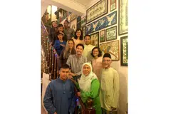 AKTIF SEBAGAI ANGGOTA KELAB JAGA CUCU: Encik Imran (paling kanan, di depan) dan isterinya, Cik Jamaliah (di sebelahnya, berbaju kurung hijau), bergambar bersama anak-anak dan cucunya di rumah mereka di Bedok. - Foto ihsan IMRAM MOHAMED
