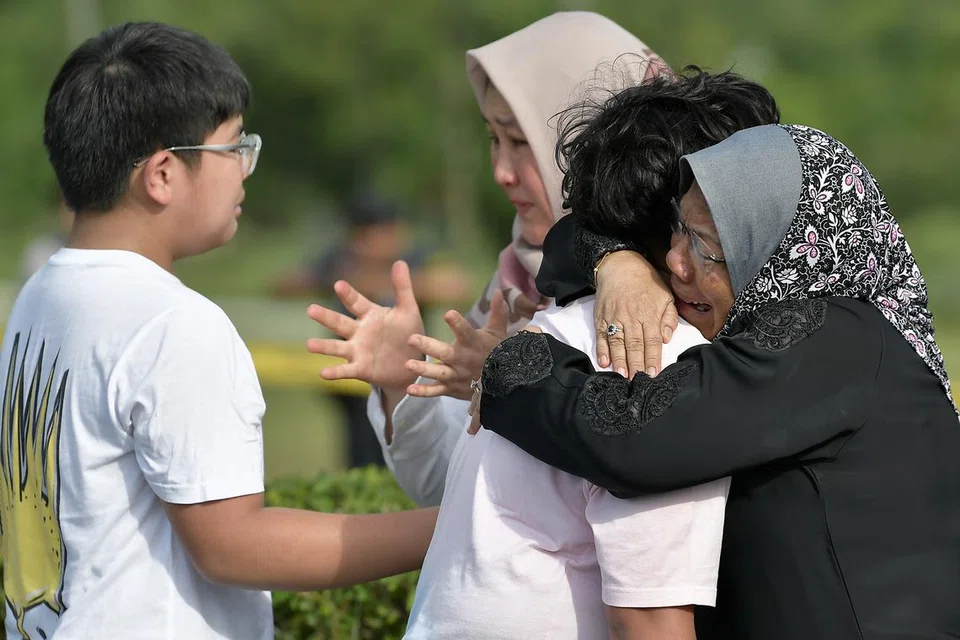 PILU: Ahli keluarga tidak dapat menahan kesedihan ketika hadir di lokasi kejadian pesawat terhempas.