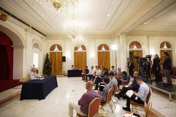 TEMUI MEDIA: Perdana Menteri,  Encik Lee Hsien Loong, menjawab soalan mengenai peletakan jawatan Speaker, Encik Tan Chuan Jin dan Anggota Parlimen (AP), Cik Cheng Li Hui, di Istana pada 17 Julai.