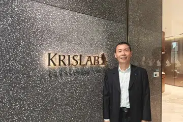 Encik George Wang, Naib Presiden Kanan Teknologi Maklumat Singapore Airlines (SIA), berkata chatbot kecerdasan buatan (AI) syarikat itu, Kris, mencatat peningkatan hampir seganda skor dalam kepuasan pelanggan sejak dilancarkan semula pada Julai 2025.