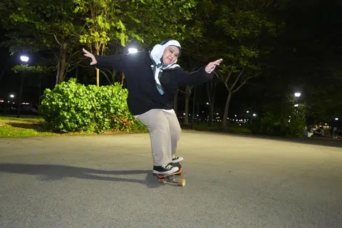 Cik Siti Shahydah Lista Taha melungsur papan ‘surfskate’ sekitar empat tahun.