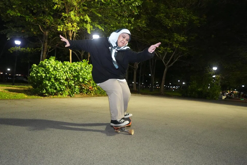 Cik Siti Shahydah Lista Taha melungsur papan ‘surfskate’ sekitar empat tahun.