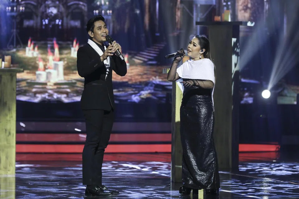 BAKAL JUARA: Nadeera Zaini (kanan) memiliki vokal mantap dan daya persembahan konsisten untuk bergelar juara seperti yang ramai ramalkan. Beliau nampak menyerlah apabila bergandingan dengan Khai Bahar.