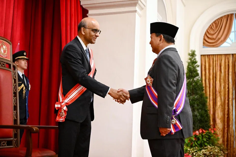 DIIKTIRAF: Presiden Tharman Shanmugaratnam (kiri) menyampaikan anugerah tentera tertinggi Singapura, Darjah Utama Bakti Cemerlang (Tentera) kepada Menteri Pertahanan Indonesia, Encik Prabowo Subianto, di Istana pada Selasa.