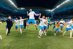 Pemain dan kakitangan Lion City Sailors bersorak pada 16 April setelah mencipta sejarah sebagai kelab bola sepak Singapura pertama yang mara ke final Liga Juara-Juara Asia 2 (ACL2). Kelab itu kini membuat persiapan di Stadium Bishan untuk menampung sehingga 10,000 penyokong bagi perlawanan final yang akan berlangsung pada 18 Mei.