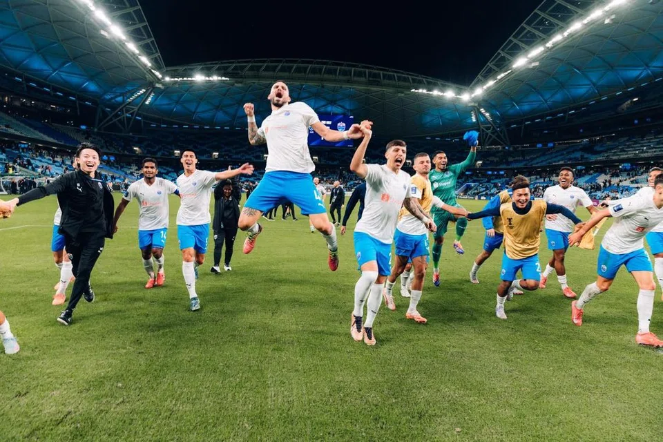 Pemain dan kakitangan Lion City Sailors bersorak pada 16 April setelah mencipta sejarah sebagai kelab bola sepak Singapura pertama yang mara ke final Liga Juara-Juara Asia 2 (ACL2). Kelab itu kini membuat persiapan di Stadium Bishan untuk menampung sehingga 10,000 penyokong bagi perlawanan final yang akan berlangsung pada 18 Mei.
