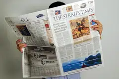 LUASKAN JANGKAUAN: Akhbar ‘The Straits Times’ terus komited untuk menjangkau khalayak ramai merentasi platform seperti podcast serta penceritaan interaktif dan visual selain daripada akhbar terbitannya.