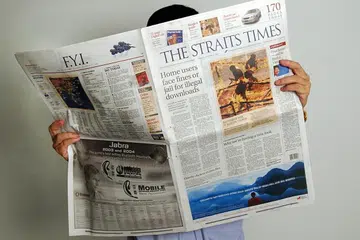 LUASKAN JANGKAUAN: Akhbar ‘The Straits Times’ terus komited untuk menjangkau khalayak ramai merentasi platform seperti podcast serta penceritaan interaktif dan visual selain daripada akhbar terbitannya.