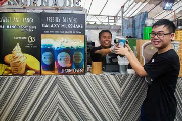 RASA GEMBIRA: Cik Syuhadah (kiri) gembira kerana pada Ramadan ini beliau dapat berbuka puasa dan bertarawih bersama keluarganya selepas bekerja. - Foto ZALEHA ABDUL KADER