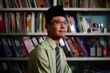 BERSEMANGAT CAPAI MATLAMAT: Walaupun mempunyai subjek kegemaran iaitu matematik, Luqman tetap memberi tumpuan sama terhadap semua subjeknya yang lain untuk meraih keputusan cemerlang. - Foto BH oleh LIM YAOHUI