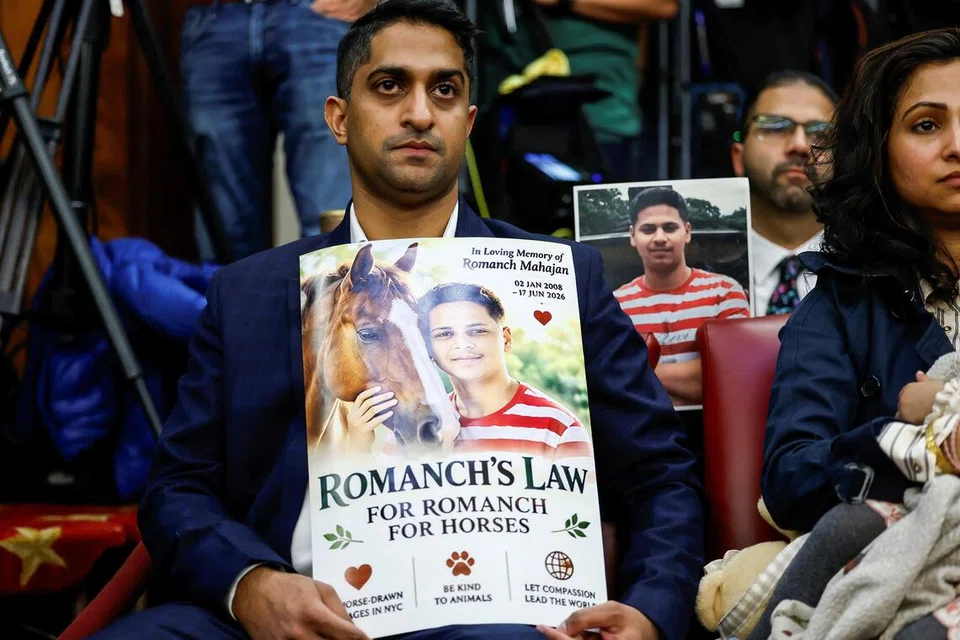 Ahli keluarga mendiang Encik Romanch Mahajan menghadiri sesi pengundian oleh ahli majlis bandar raya New York City bagi rang undang-undang yang akan memansuhkan perkhidmatan kereta kuda di Central Park secara berperingkat, pada 22 Oktober.