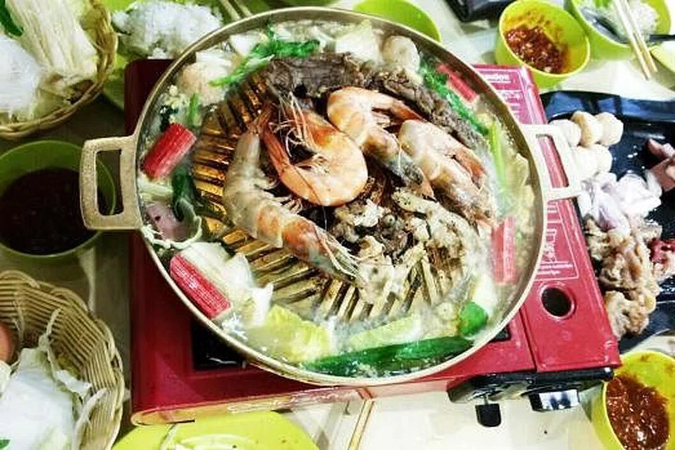MAKANAN ALA THAI: Gerai Sedap Thai kini mempunyai promosi $15 bagi set makan 'steam boat' dua orang. - Foto SEDAP THAI