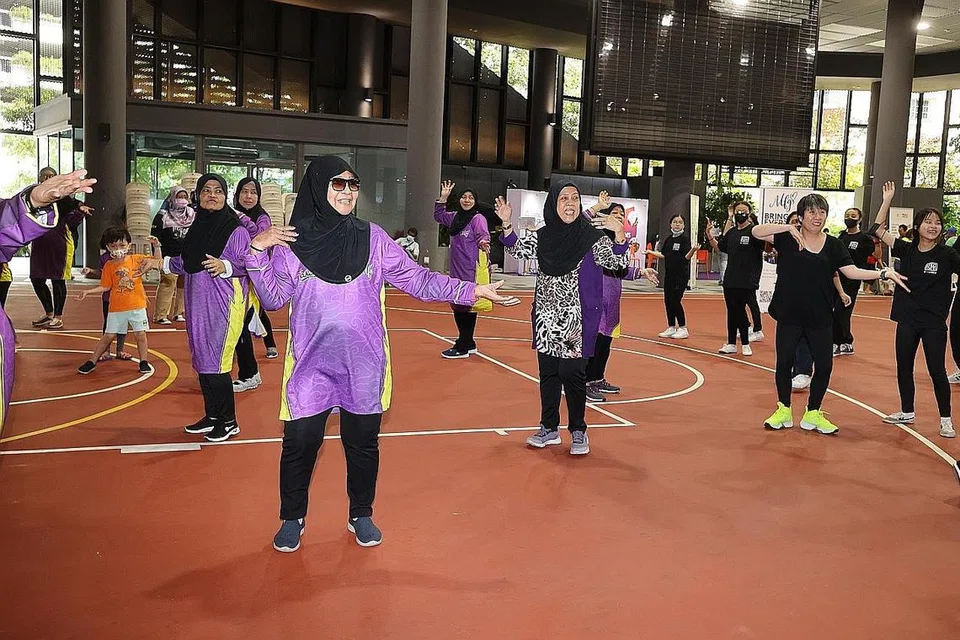 Cik Bibah Ali (gambar sisipan) bersenam bersama kumpulan Tarian Express.