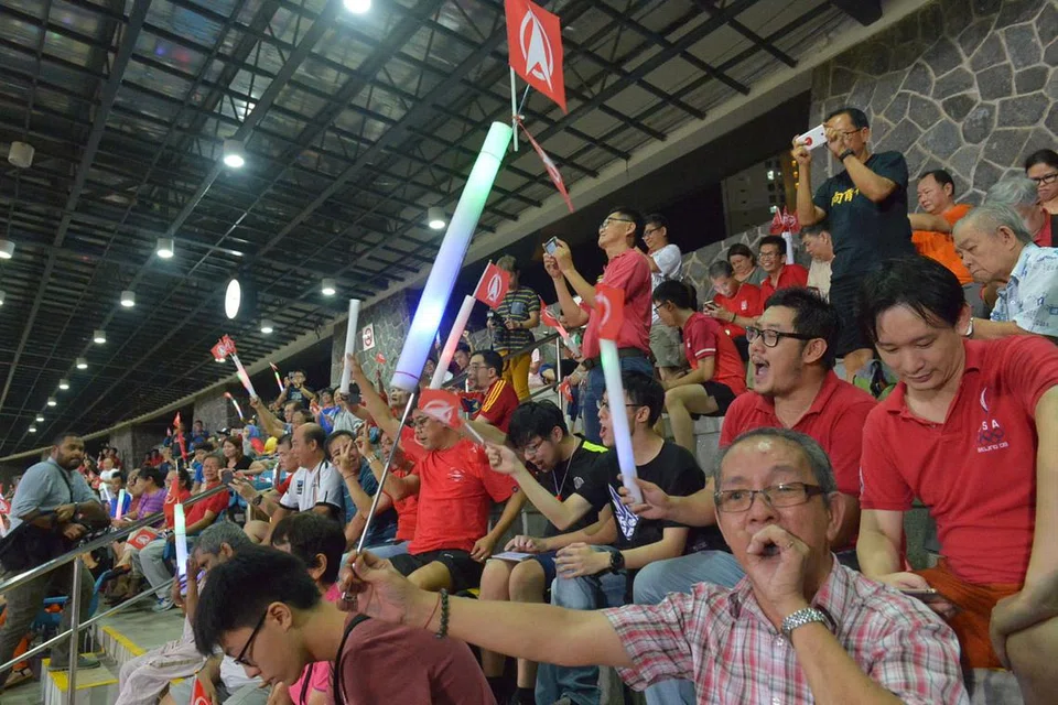 SORAKAN BAGI DR CHEE: Penyokong SDP tiba di Stadium Bukit Gombak seawal 7.30 malam tadi dan terus bersorak dan memberi kata-kata semangat bagi SDP dan calonnya dalam Pilihan Raya Kecil Bukit Batok, Dr Chee Soon Juan. 