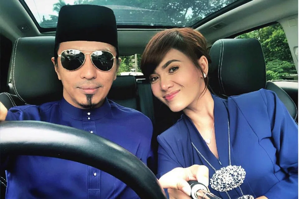 TERSINGGUNG: Siti Elizad yang bersama suami, Shamsul Baharin Rahman, kecil hati apabila orang yang dikunjungi di musim Lebaran sibuk bertanya tentangnya yang belum lagi hamil sambil memegang perutnya. - Foto INSTAGRAM SITI ELIZAD 
