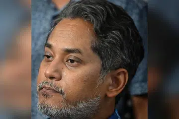 Encik Khairy Jamaluddin Abu Bakar berkata tingkah laku Encik Najib Razak tidak konsisten dengan seseorang yang mendakwa ditipu.