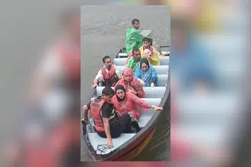 Encik Sayyid Muhammad Fariid Syed Amzah Alsagoff (dua dari atas) dan isterinya, Cik Sharifah Shafiqah Syed Ezzat (tiga dari bawah) antara lapan warga Singapura yang terlibat dalam kejadian bot laju terbalik ketika bercuti di Lagoi, Bintan, pada 31 Mei.