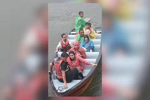 Encik Sayyid Muhammad Fariid Syed Amzah Alsagoff (dua dari atas) dan isterinya, Cik Sharifah Shafiqah Syed Ezzat (tiga dari bawah) antara lapan warga Singapura yang terlibat dalam kejadian bot laju terbalik ketika bercuti di Lagoi, Bintan, pada 31 Mei.