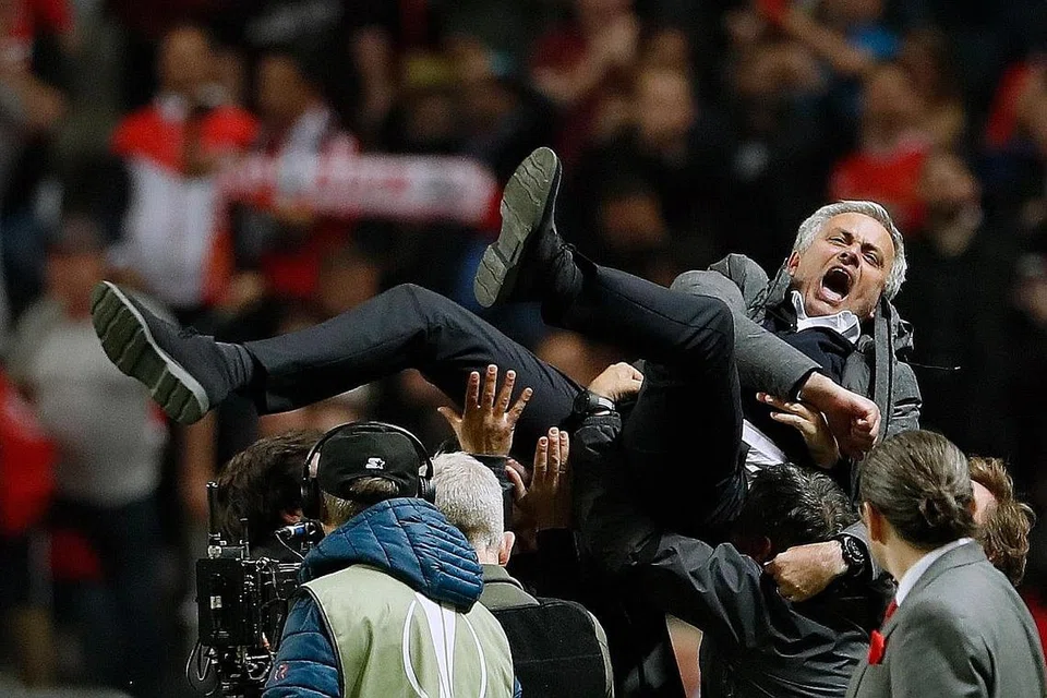 DILAMBUNG GEMBIRA: Selepas memenangi Liga Europa musim lalu, pengurus Manchester United, Jose Mourinho, pasti mahu memberi saingan lebih hebat dalam liga musim ini. - Foto AFP 