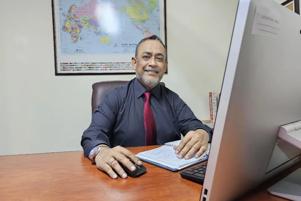 WAWASAN TINGGI: Pengarah syarikat POS TKI Logistics Pte Ltd, Encik Mohamed Anwar Tahar, mahu mengembangkan khidmat syarikat dengan menawarkan khidmat mengimport kiriman barang dari Indonesia ke Singapura dan menyediakan pakej umrah dan wisata di Nusantara kendalian anak syarikatnya, Pos TKI Travel & Tours.