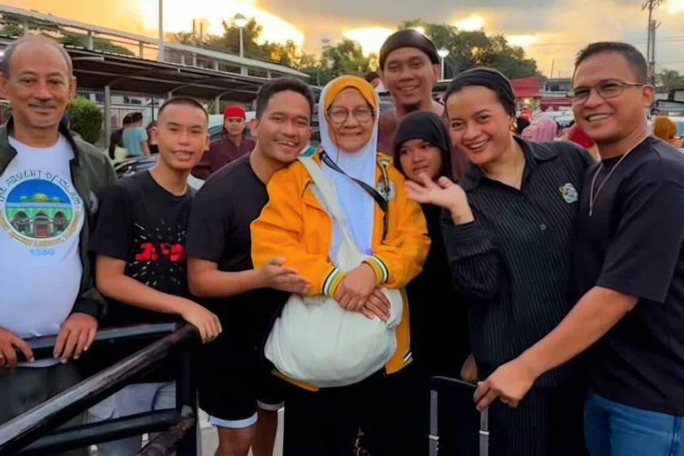 Dr Fatima Al-Zahra Ditti (dua dari kanan), bergambar bersama keluarganya di Manila menjelang keberangkatan ibunya, Cik Mimbung, ke Arab Saudi pada 4 Mei 2026 untuk menunaikan ibadah haji.