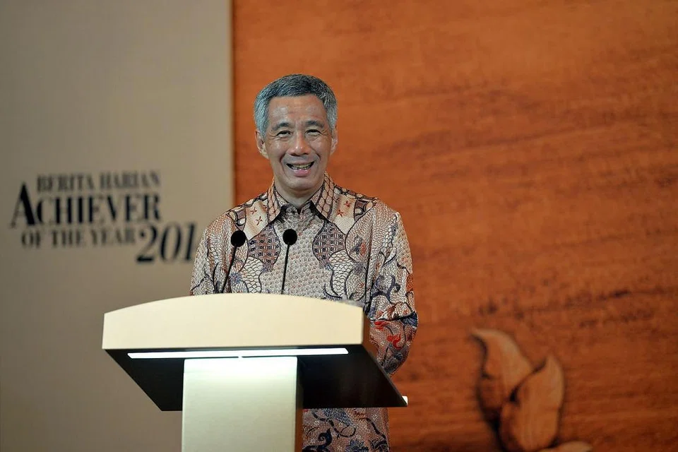 SOKONGAN PADU: Encik Lee menggesa warga Singapura terus bekerja keras untuk memburu kejayaan, dalam ucapannya di majlis Anugerah Jauhari BH pada 31 Oktober 2018. Anugerah tahunan itu menyambut ulang tahun ke-20 tahun ini dan Encik Lee, yang menyampaikan anugerah kepada pemenanga pertama pada 1999 dan beberapa tahun selepas itu turut memberikan trofi kepada pemenang tahun ini. 