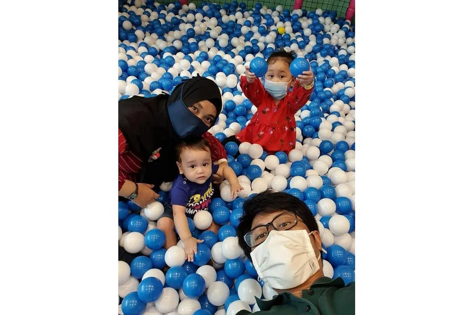 LUANGKAN MASA BERSAMA ANAK-ANAK: Cik Siti Mastura, suami dan anak-anak, Ily dan Ilyas meluangkan masa sempena cuti sekolah di taman permainan di Home Team di Khatib. - Foto ihsan SITI MASTURA