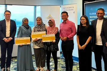 (Dari kiri) Ketua Pegawai Eksekutif Maybank Singapura, Encik Alvin Lee bersama tiga usahawan penerima geran $5,000 – Cik Nur Liyana Roslan, Cik Nur Farhana Mohamad dan Cik Suhana Suhaimi – serta Menteri Negara Kanan (Pertahanan merangkap Tenaga Manusia), Encik Zaqy Mohamad; Pengarah Eksekutif DPPMS, Cik Nadiah Hassan; dan Naib Pressiden DPPMS, Encik Abdul Malik Hassan. 