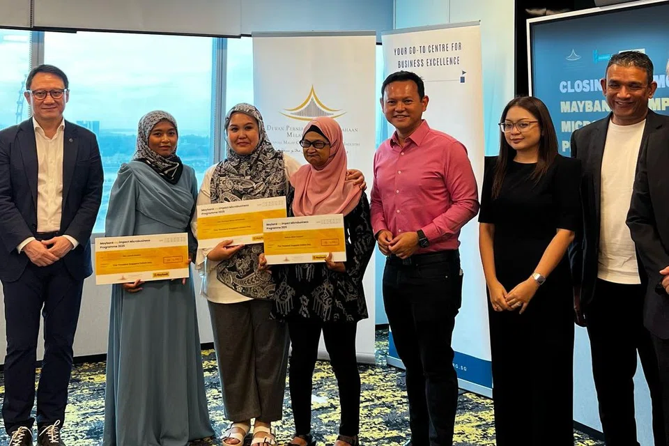 (Dari kiri) Ketua Pegawai Eksekutif Maybank Singapura, Encik Alvin Lee bersama tiga usahawan penerima geran $5,000 – Cik Nur Liyana Roslan, Cik Nur Farhana Mohamad dan Cik Suhana Suhaimi – serta Menteri Negara Kanan (Pertahanan merangkap Tenaga Manusia), Encik Zaqy Mohamad; Pengarah Eksekutif DPPMS, Cik Nadiah Hassan; dan Naib Pressiden DPPMS, Encik Abdul Malik Hassan. 