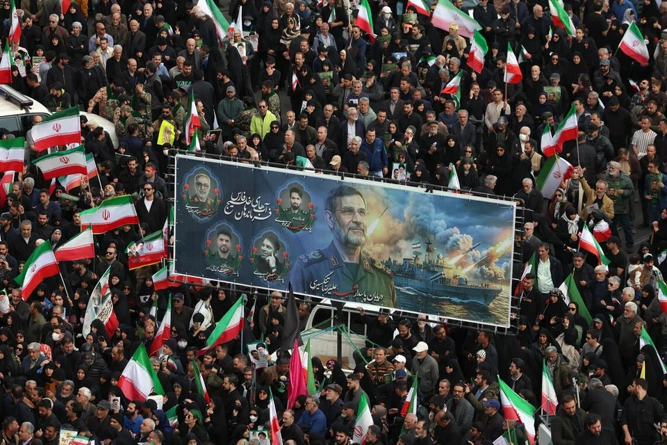 Rakyat Iran menghadiri upacara pengebumian Komander Tentera Laut Pasukan Pengawal Revolusi Iran (IRGC), Alireza Tangsiri, di Dataran Enqelab, Teheran, pada 1 April 2026. Tangsiri terbunuh dalam serangan udara Israel pada 26 Mac 2026 .
Perkembangan itu berlaku ketika Presiden Iran, Masoud Pezeshkian, mencadangkan pendekatan diplomasi dalam surat terbuka kepada rakyat Amerika Syarikat, di tengah konflik yang semakin memuncak susulan operasi ketenteraan bersama oleh Israel dan Amerika Syarikat terhadap Iran sejak akhir Februari.