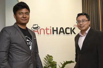MENGHIMPUNKAN PENGGODAM 'BERTOPI PUTIH': Encik Khairul Azam Ahmad (kanan) bersama pengasas AniHack.me, Encik Andy Prakash, mengumpul penggodam beretika dari pelbagai negara melalui wadah AntiHack.me. - Foto BM oleh SYAZA NISRINA