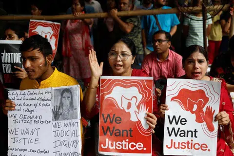 Sekumpulan doktor menyertai bantahan mengutuk kejadian rogol dan pembunuhan seorang doktor pelatih, di premis Maktab Perubatan dan Hospital RG Kar di Kolkata, India, pada 16 Ogos 2024. 