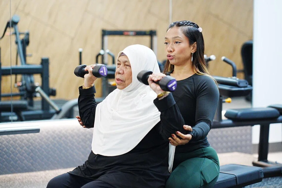 Cik Rosemina Hamzah (kiri) bersama jurulatih peribadi yang juga anaknya sendiri, Cik Siti Maryam Abdul Rahman