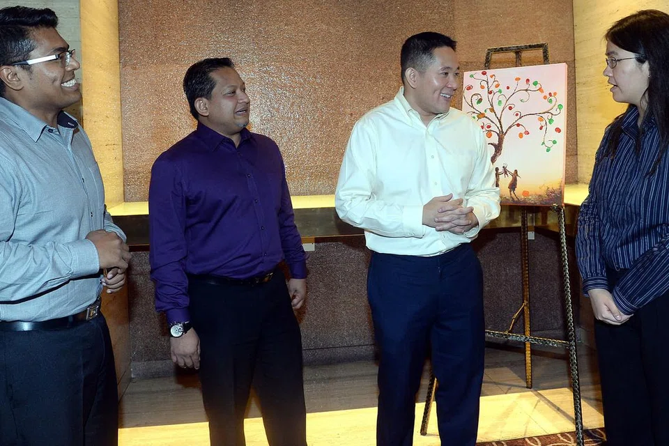 KENAL DENGAN LEBIH DEKAT: Encik Amrin Amin (dua dari kanan) beramah mesra dengan relawan (dari kanan), Cik Edlyn Tan dan Encik Mohamed Fawzi Ali. Bersama mereka ialah Encik Mohamed Fazly Mohamed Jamaludin. - Foto TAUFIK A. KADER