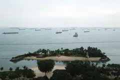 MASIH HILANG : Seorang pendayung masih belum ditemui setelah hilang pagi Ahad di luar pantai Sentosa