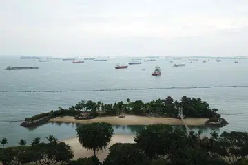 MASIH HILANG : Seorang pendayung masih belum ditemui setelah hilang pagi Ahad di luar pantai Sentosa