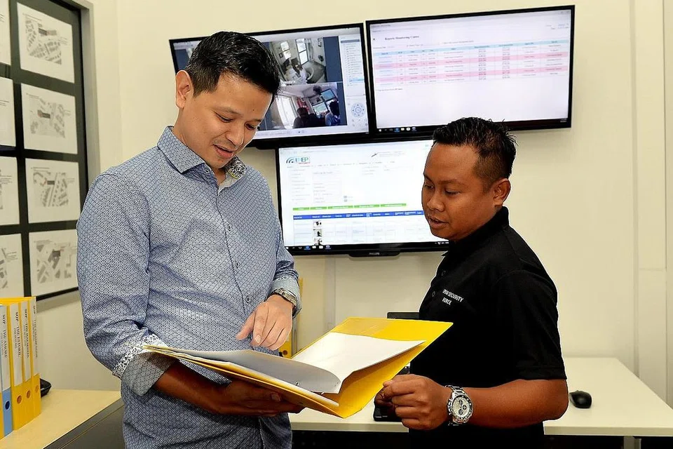 LEBIH CEKAP DAN JIMAT MASA: Encik Faizal, pengarah pengurusan Spear Security Force, menggunakan sistem digital untuk memantau pekerjanya untuk meningkatkan produktiviti. - Foto BH oleh KHALID BABA