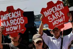 Penunjuk perasaan memegang sepanduk menuntut pemecatan Presiden Filipina Ferdinand Marcos Jr. dan Naib Presiden Sara Duterte semasa satu perhimpunan di luar Dewan Perwakilan (HOR) di Quezon City, Metro Manila, Filipina, pada 2 Februari 2026. Pada hari yang sama, dua aduan pemecatan terhadap Sara Duterte difailkan di Dewan Perwakilan, ketika Jawatankuasa Kehakiman HOR membincangkan aduan pemecatan yang dikemukakan terhadap Presiden Ferdinand Marcos Jr.