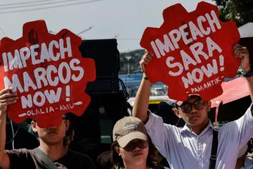 Penunjuk perasaan memegang sepanduk menuntut pemecatan Presiden Filipina Ferdinand Marcos Jr. dan Naib Presiden Sara Duterte semasa satu perhimpunan di luar Dewan Perwakilan (HOR) di Quezon City, Metro Manila, Filipina, pada 2 Februari 2026. Pada hari yang sama, dua aduan pemecatan terhadap Sara Duterte difailkan di Dewan Perwakilan, ketika Jawatankuasa Kehakiman HOR membincangkan aduan pemecatan yang dikemukakan terhadap Presiden Ferdinand Marcos Jr.