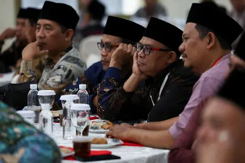 Para ulama menghadiri ceramah yang dikendalikan pegawai Bank Pusat Indonesia mengenai kepentingan mengurus inflasi, bertempat di Pusat Islam Majalengka, wilayah Jawa Barat, Indonesia pada 6 Mac. 