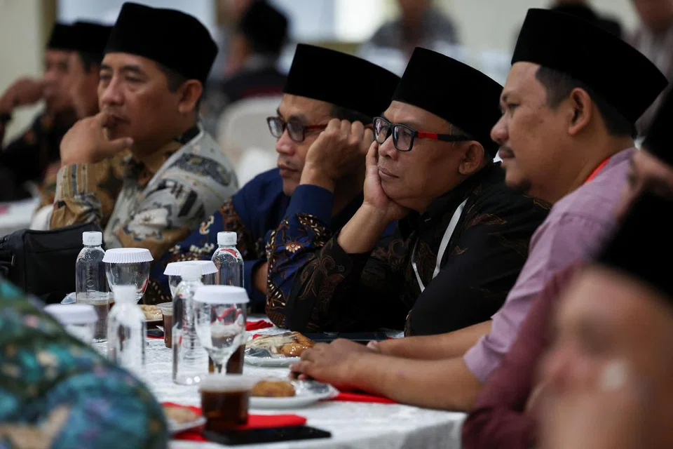 Para ulama menghadiri ceramah yang dikendalikan pegawai Bank Pusat Indonesia mengenai kepentingan mengurus inflasi, bertempat di Pusat Islam Majalengka, wilayah Jawa Barat, Indonesia pada 6 Mac. 