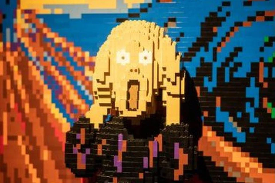Karya seni seperti ‘David’ oleh Michelangelo; ‘The Starry Night’ oleh Van Gogh; dan ‘Mona Lisa’ oleh Leonardo da Vinci yang dibuat menggunakan Lego turut dipamerkan. 