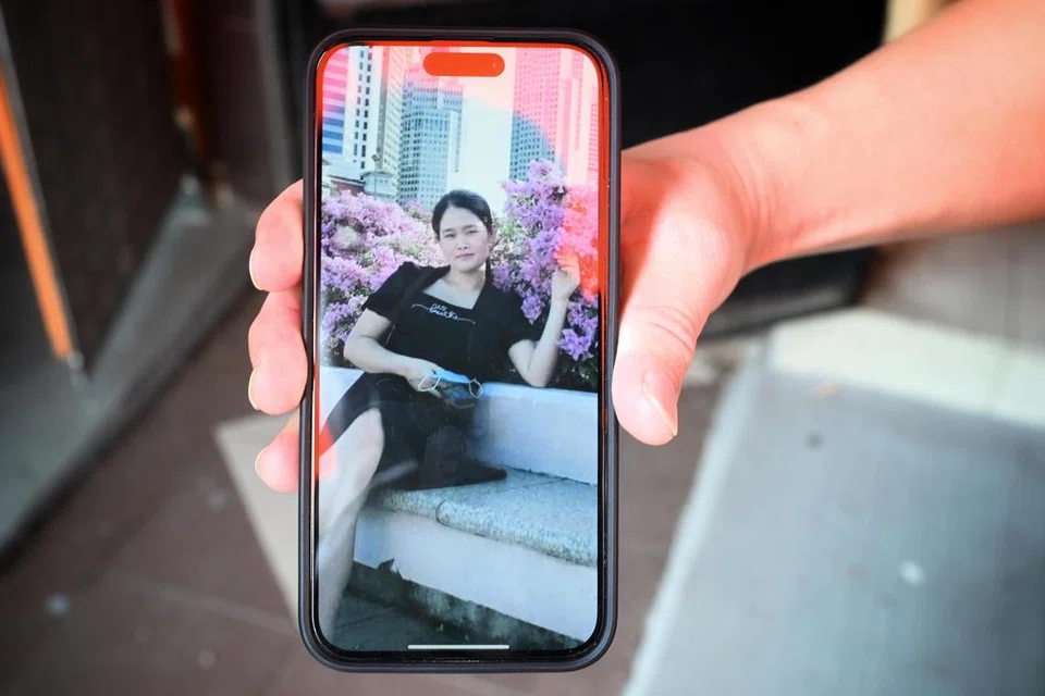Gambar mangsa pembunuhan, Cik Dao Thi Hong, yang ditunjukkan kepada pihak media oleh rakan serumah di telefon pintarnya pada 11 Disember. 