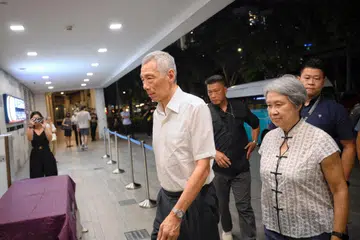 Menteri Kanan, Encik Lee Hsien Loong (kiri) dan isterinya, Cik Ho Ching (kanan) tiba di Singapore Casket pada 8.25 malam, 10 Oktober untuk menghadiri upacara penghormatan mendiang adiknya, Dr Lee Wei Ling.
