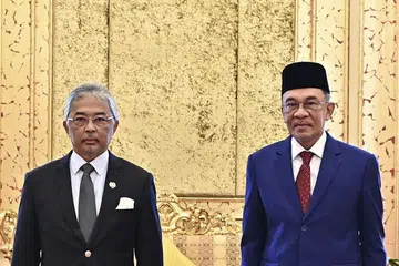 Yang di-Pertuan Agong dan ketua pembangkang Datuk Seri Anwar Ibrahim bergambar di Istana Negara di Kuala Lumpur pada Selasa (13 Okt).