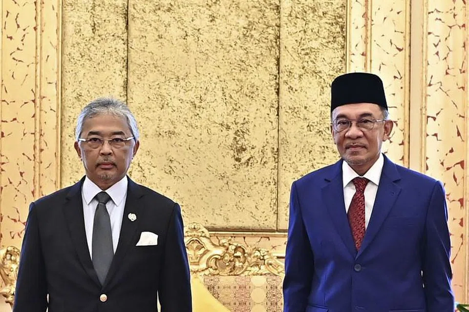 Yang di-Pertuan Agong dan ketua pembangkang Datuk Seri Anwar Ibrahim bergambar di Istana Negara di Kuala Lumpur pada Selasa (13 Okt).