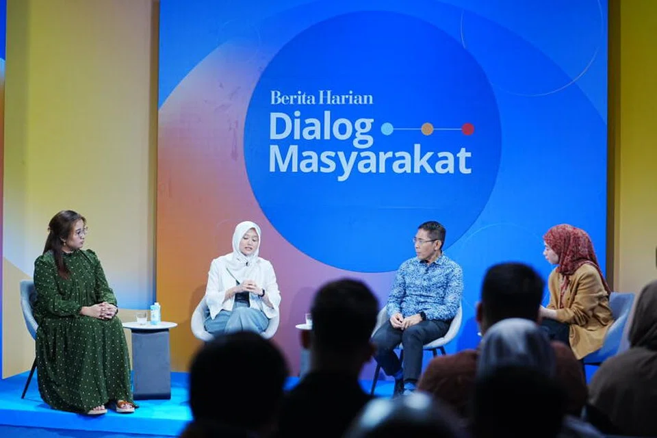 Dialog tersebut turut dibarisi anggota panel terdiri daripada (dari kiri) Anggota Parlimen (AP) GRC Ang Mo Kio, Cik Nadia Samdin; Menteri Negara (Penerangan dan Pembangunan Digital merangkap Kesihatan), Cik Rahayu Mahzam; Menteri di Pejabat Perdana Menteri merangkap Menteri Kedua (Pendidikan merangkap Ehwal Luar), Dr Mohamad Maliki Osman; dan Koresponden BH, Cik Siti Aisyah Nordin, yang mengendalikan perbincangan dialog tersebut sebagai moderator.