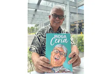 BAHAN TERKUMPUL: Pelawak Husin Saaban mempunyai banyak bahan penulisan, keratan akhbar dan gambar-gambar yang mencatatkan sejarah perkembangan industri hiburan terutamanya komedi Singapura sejak era akhir 1970-an. Ini mendorong beliau untuk menghasilkan biografi Moga Ceria. - Foto BH oleh HANIM MOHD SALEH