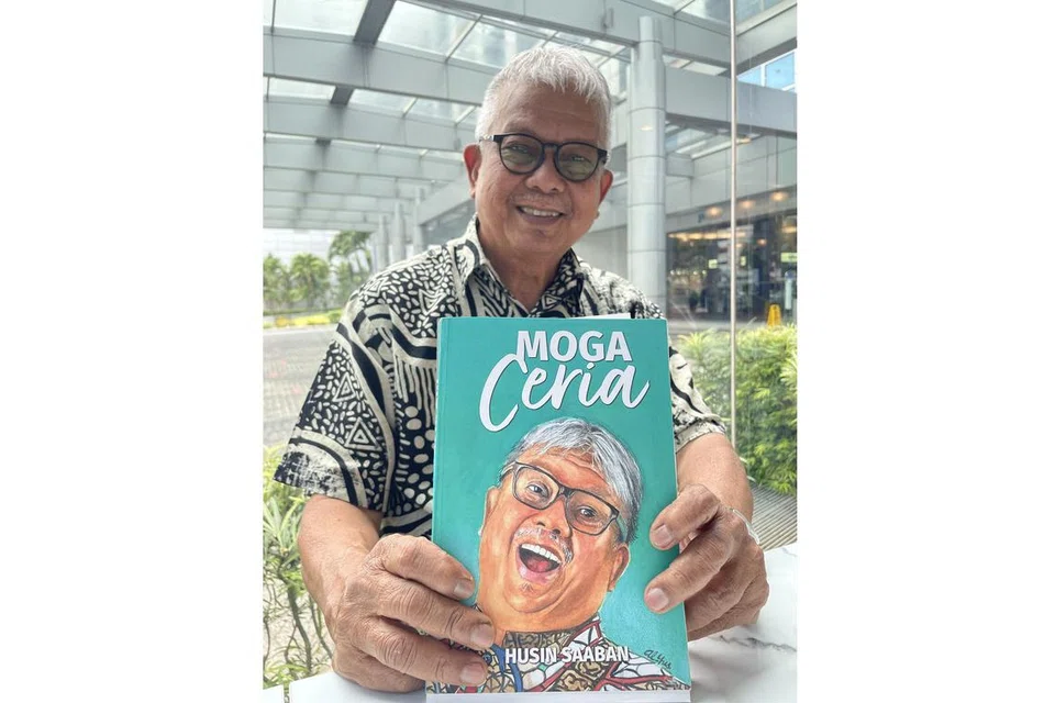 BAHAN TERKUMPUL: Pelawak Husin Saaban mempunyai banyak bahan penulisan, keratan akhbar dan gambar-gambar yang mencatatkan sejarah perkembangan industri hiburan terutamanya komedi Singapura sejak era akhir 1970-an. Ini mendorong beliau untuk menghasilkan biografi Moga Ceria. - Foto BH oleh HANIM MOHD SALEH